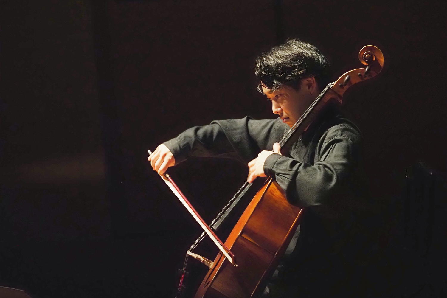 佐藤晴真、バッハ無伴奏チェロ組曲全曲に挑む！